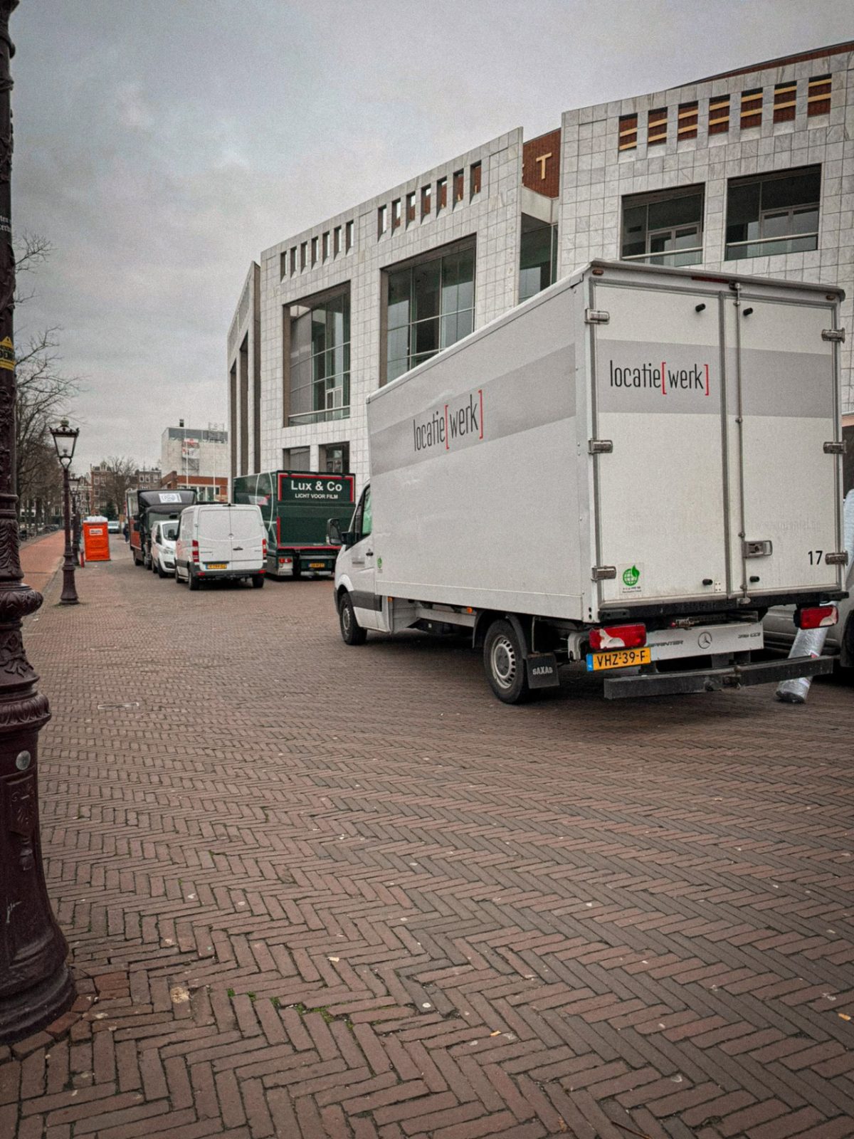 Bakwagens in een straat in de stad