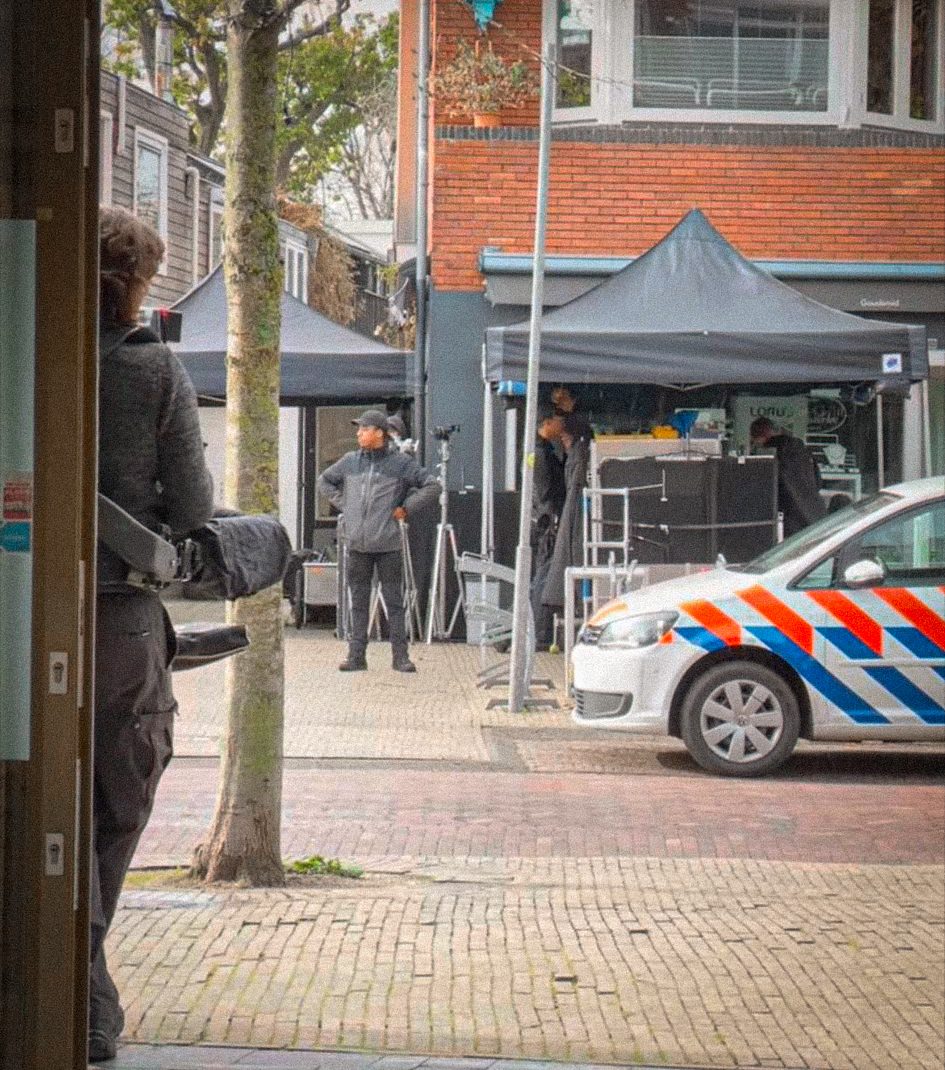 Set op straat met een politieauto ernaast