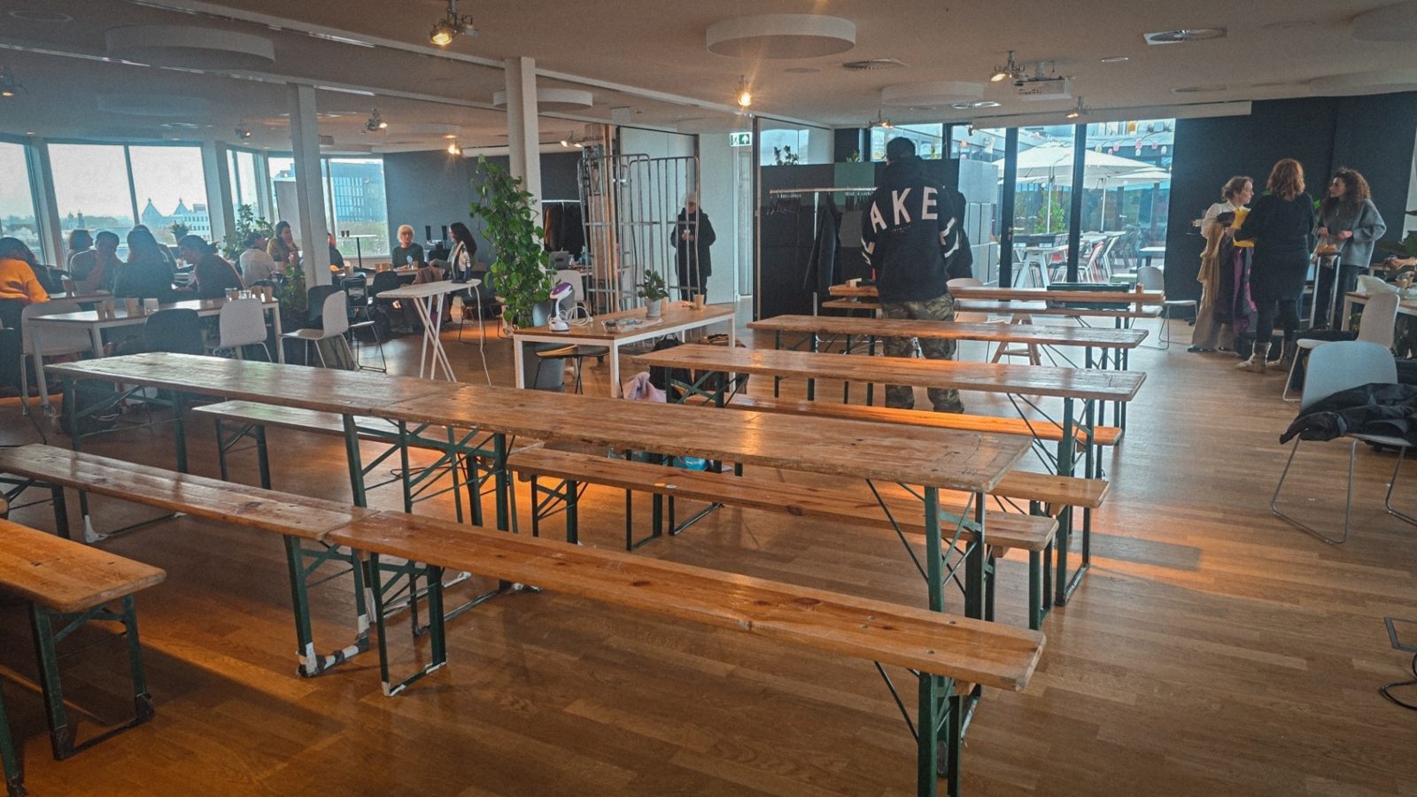 Lege crewkantine met lange tafels, klaar voor de lunch