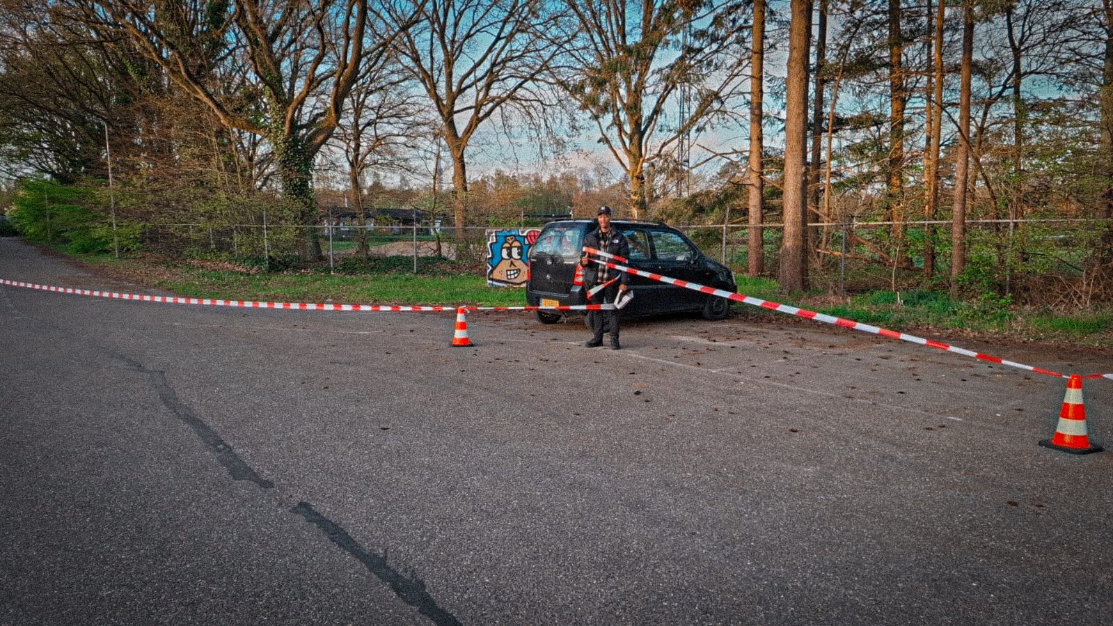 Een parkeerplaats afgezet met lint en pionnen