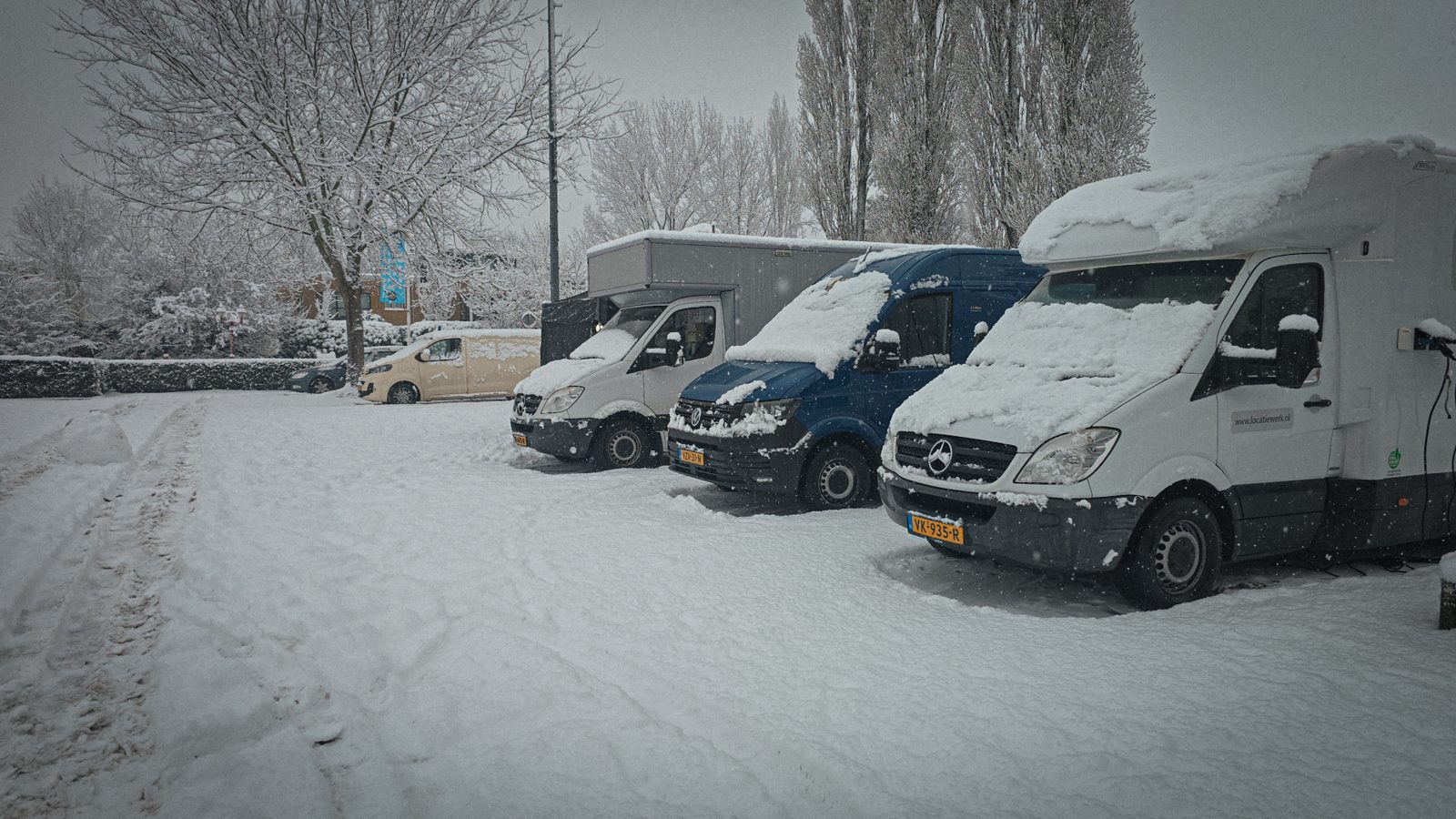 Bussen van de crew in de sneeuw